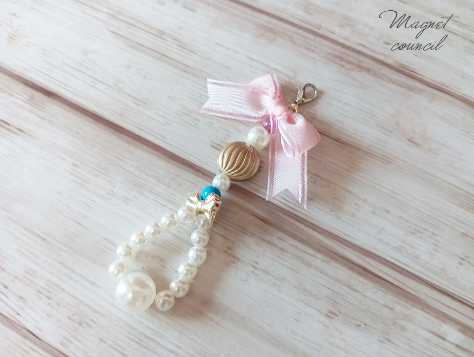 【大人可愛い】ピンクのリボンと大粒パールの華やかバッグチャーム