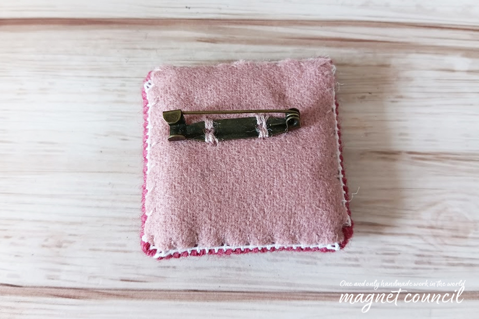 ウール刺繍のブローチ 薔薇 シックなピンク系